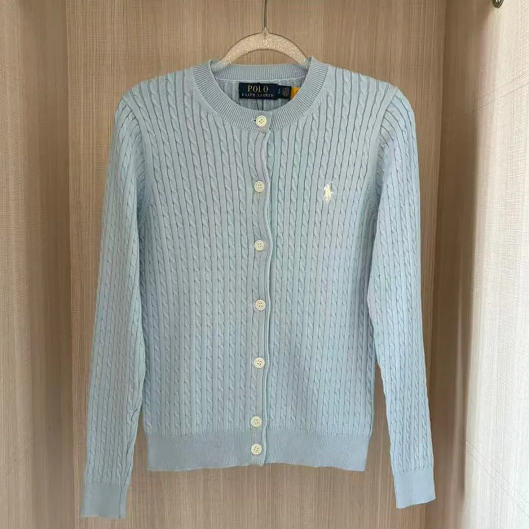 P190 RALPH LAUREN Ten-color classic small label embroidered round neck long-sleeved buttoned cardigan knitted sweater top. Pure original high-density LOGO embroidery on the chest, original 1:1 customized tag accessories. Made of pure cotton yarn, multi-knitted pure cotton is skin-friendly and comfortable, small label war horse embroidery, small twist button polo neck sweater 🐎 high quality, follow the blogger to learn how to wear it! Let’s buy a Ralph Lauren cable sweater. It’s a super hard-to-find series after it became popular. It’s hard to find one on the official website. It’s simple and practical, has a lazy and loose feel, soft and delicate feel, and has a loose fit. Whether worn alone or layered, you can wear a simple one to create different styles of fashion!  Color: White Black Navy Blue Gray Pink Red Watermelon Red Blue Apricot Light Purple Size: S M L XL